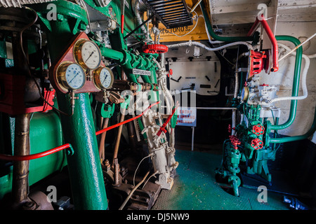 Dampf Schlepper Boot Motor Zimmer mechanische vergangenen Dampflokzeit für Hafen Versand unterstützt. Stockfoto