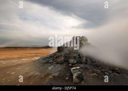 Mineralische Ablagerungen in Namaskard, vulkanische, IcelandThe Bereich zeichnet sich durch kochendem Schlamm-Mooren und Solfataren. Stockfoto