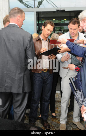 Channing Tatum und Matthew McConaughey Unterzeichnung ihren Weg aus der Sat. 1 TV-Studios in Friedrichshain während einer Promotion-Tour für "Magic Mike". Berlin, Deutschland - 12.07.2012 Stockfoto