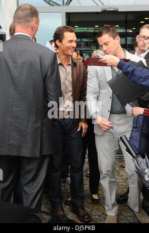 Channing Tatum und Matthew McConaughey Unterzeichnung ihren Weg aus der Sat. 1 TV-Studios in Friedrichshain während einer Promotion-Tour für "Magic Mike". Berlin, Deutschland - 12.07.2012 Stockfoto