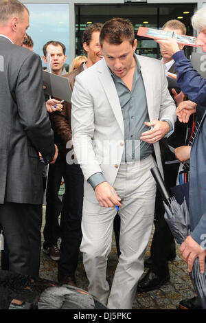 Channing Tatum und Matthew McConaughey Unterzeichnung ihren Weg aus der Sat. 1 TV-Studios in Friedrichshain während einer Promotion-Tour für "Magic Mike". Berlin, Deutschland - 12.07.2012 Stockfoto