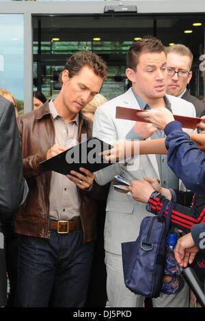 Channing Tatum und Matthew McConaughey Unterzeichnung ihren Weg aus der Sat. 1 TV-Studios in Friedrichshain während einer Promotion-Tour für "Magic Mike". Berlin, Deutschland - 12.07.2012 Stockfoto