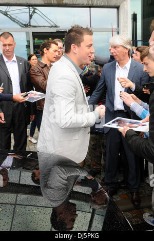 Channing Tatum und Matthew McConaughey Unterzeichnung ihren Weg aus der Sat. 1 TV-Studios in Friedrichshain während einer Promotion-Tour für "Magic Mike". Berlin, Deutschland - 12.07.2012 Stockfoto