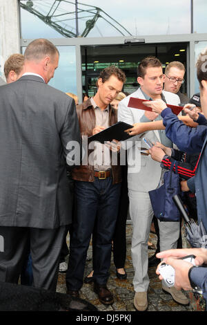 Channing Tatum und Matthew McConaughey Unterzeichnung ihren Weg aus der Sat. 1 TV-Studios in Friedrichshain während einer Promotion-Tour für "Magic Mike". Wo: Berlin, Deutschland bei: 12. Juli 2012 Stockfoto