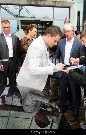 Channing Tatum und Matthew McConaughey Unterzeichnung ihren Weg aus der Sat. 1 TV-Studios in Friedrichshain während einer Promotion-Tour für "Magic Mike". Berlin, Deutschland - 12.07.2012 Stockfoto