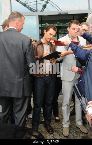 Channing Tatum und Matthew McConaughey Unterzeichnung ihren Weg aus der Sat. 1 TV-Studios in Friedrichshain während einer Promotion-Tour für "Magic Mike". Berlin, Deutschland - 12.07.2012 Stockfoto