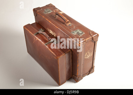 Sehr alte Lederkoffer, Markierungen, wo Reisen Etiketten angebracht worden sind. Stockfoto