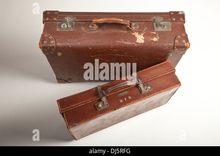 Sehr alte Lederkoffer, Markierungen, wo Reisen Etiketten angebracht worden sind. Stockfoto