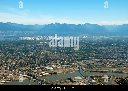 Luftbild der Innenstadt Vancouver in British Columbia mit wunderschönen Bergen im Hintergrund Stockfoto