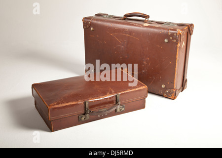 Sehr alte Lederkoffer, Markierungen, wo Reisen Etiketten angebracht worden sind. Stockfoto