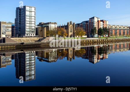 Anzeigen von Osten am Fluss Clyde in Richtung Broomielaw, Glasgow, Schottland, Großbritannien mit St Andrews Cathedral Stockfoto