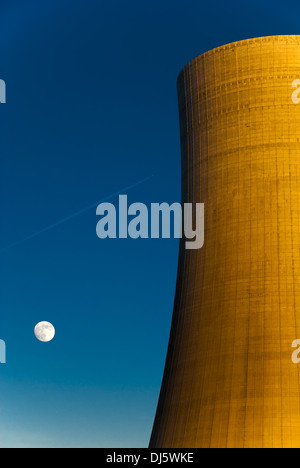 Kühlturm mit Mond und Flugzeug Stockfoto