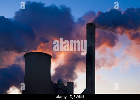 Kraftwerk am Abend Stockfoto