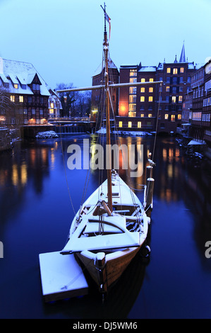 Traditionelle altes Boot am Fluss Ilmenau, historischen Hafen, Lüneburg, Lüneburg, Niedersachsen, Deutschland Stockfoto