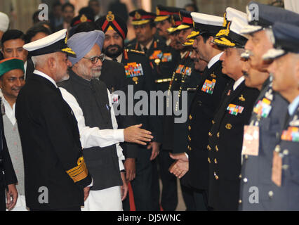 Neue Delfi, Indien. 22. November 2013. Der indische Premierminister Manmohan Singh schüttelt Hände mit Offizieren der indischen Marine, Heer und Luftwaffe während der kombiniert Kommandanten Konferenz in Neu-Delhi, Indien, 22. November 2013. (Xinhua/Partha Sarkar/Alamy Live News) Stockfoto