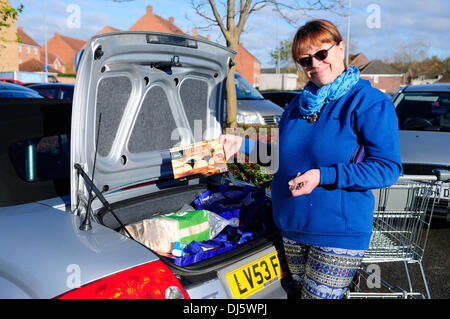 Hucknall, Notts, UK, 22. Novemeber speziell ausgewählten 2013.Aldi Luxus, den gekürt Mince Pies Geschmack Test als dieser Jahre beste Torten. Tracht Prügel speichert wie Selfriges, und Fortnums und andere. Ein Käufer bei Aldi Speicher Hucknall ihr Feld von Mince Pies kauft und bei £1,69 ihre billigste sowie. Bildnachweis: Ian Francis/Alamy Live-Nachrichten Stockfoto