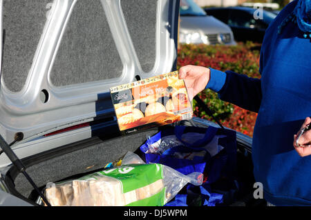 Hucknall, Notts, UK, 22. Novemeber speziell ausgewählten 2013.Aldi Luxus, den gekürt Mince Pies Geschmack Test als dieser Jahre beste Torten. Tracht Prügel speichert wie Selfriges, und Fortnums und andere. Ein Käufer bei Aldi Speicher Hucknall ihr Feld von Mince Pies kauft und bei £1,69 ihre billigste sowie. Bildnachweis: Ian Francis/Alamy Live-Nachrichten Stockfoto