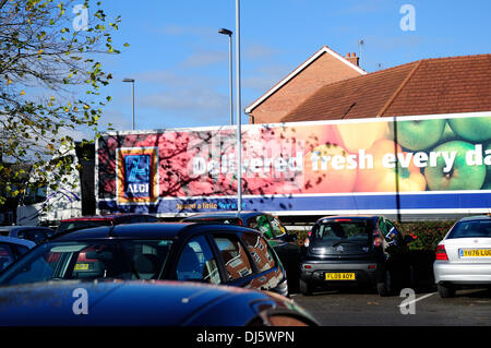 Hucknall, Notts, UK, 22. Novemeber speziell ausgewählten 2013.Aldi Luxus, den gekürt Mince Pies Geschmack Test als dieser Jahre beste Torten. Tracht Prügel speichert wie Selfriges, und Fortnums und andere. Ein Käufer bei Aldi Speicher Hucknall ihr Feld von Mince Pies kauft und bei £1,69 ihre billigste sowie. Bildnachweis: Ian Francis/Alamy Live-Nachrichten Stockfoto