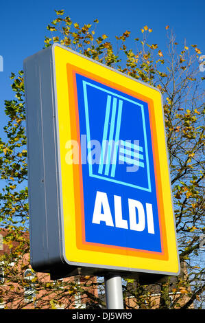 Hucknall, Notts, UK, 22. Novemeber speziell ausgewählten 2013.Aldi Luxus, den gekürt Mince Pies Geschmack Test als dieser Jahre beste Torten. Tracht Prügel speichert wie Selfriges, und Fortnums und andere. Ein Käufer bei Aldi Speicher Hucknall ihr Feld von Mince Pies kauft und bei £1,69 ihre billigste sowie. Bildnachweis: Ian Francis/Alamy Live-Nachrichten Stockfoto