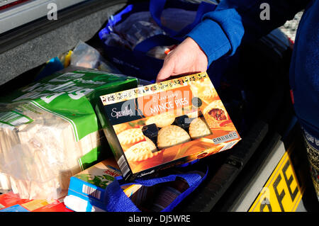 Hucknall, Notts, UK, 22. Novemeber speziell ausgewählten 2013.Aldi Luxus, den gekürt Mince Pies Geschmack Test als dieser Jahre beste Torten. Tracht Prügel speichert wie Selfriges, und Fortnums und andere. Ein Käufer bei Aldi Speicher Hucknall ihr Feld von Mince Pies kauft und bei £1,69 ihre billigste sowie. Bildnachweis: Ian Francis/Alamy Live-Nachrichten Stockfoto