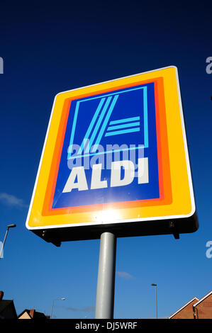 Hucknall, Notts, UK, 22. Novemeber speziell ausgewählten 2013.Aldi Luxus, den gekürt Mince Pies Geschmack Test als dieser Jahre beste Torten. Tracht Prügel speichert wie Selfriges, und Fortnums und andere. Ein Käufer bei Aldi Speicher Hucknall ihr Feld von Mince Pies kauft und bei £1,69 ihre billigste sowie. Bildnachweis: Ian Francis/Alamy Live-Nachrichten Stockfoto