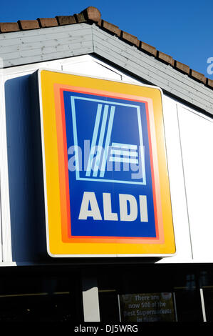 Hucknall, Notts, UK, 22. Novemeber speziell ausgewählten 2013.Aldi Luxus, den gekürt Mince Pies Geschmack Test als dieser Jahre beste Torten. Tracht Prügel speichert wie Selfriges, und Fortnums und andere. Ein Käufer bei Aldi Speicher Hucknall ihr Feld von Mince Pies kauft und bei £1,69 ihre billigste sowie. Bildnachweis: Ian Francis/Alamy Live-Nachrichten Stockfoto