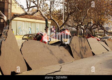 Qingdao, China Shandong Provinz. 22. November 2013. Foto aufgenommen am 22. November 2013 zeigt den Standort der Explosion einer Pipeline in Qingdao, Shandong Provinz Ost-China. Mindestens 35 Menschen wurden getötet und 166 weitere verletzt, nachdem eine Undichte Rohrleitung gefangen Feuer und am Freitagmorgen in der Küstenstadt Qingdao explodierte. (Xinhua/Alamy Live-Nachrichten) Stockfoto
