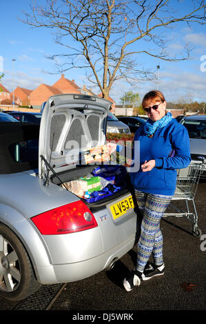 Hucknall, Notts, UK, 22. Novemeber speziell ausgewählten 2013.Aldi Luxus, den gekürt Mince Pies Geschmack Test als dieser Jahre beste Torten. Tracht Prügel speichert wie Selfriges, und Fortnums und andere. Ein Käufer bei Aldi Speicher Hucknall ihr Feld von Mince Pies kauft und bei £1,69 ihre billigste sowie. Bildnachweis: Ian Francis/Alamy Live-Nachrichten Stockfoto