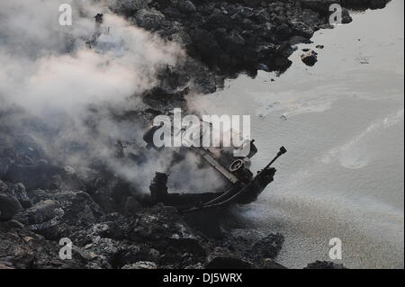 Qingdao, China Shandong Provinz. 22. November 2013. (131122)--QINGDAO, 22. November 2013 (Xinhua)--Foto am 22. November 2013 zeigt die Website einer Pipeline-Explosion in Qingdao, Shandong Provinz Ost-China. Mindestens 35 Menschen wurden getötet und 166 weitere verletzt, nachdem eine Undichte Rohrleitung gefangen Feuer und am Freitagmorgen in der Küstenstadt Qingdao explodierte. (Xinhua/Su Wanming) (Yxb) Bildnachweis: Su Wanming/Xinhua/Alamy Live-Nachrichten Stockfoto