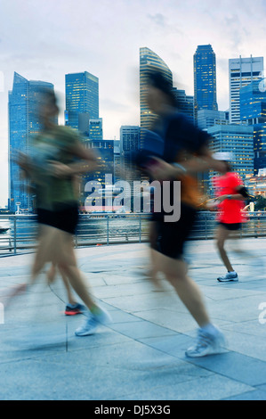 Menschen Runing am Ufer des Singapur Stockfoto