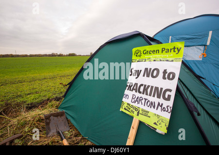 Banner protestieren an einem Standort auf Chat Moss in Manchester, die Baugenehmigung für Fracking und Kohle Bett Methan Bergbau, Manchester, UK gegeben hat. Stockfoto