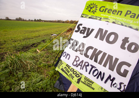 Banner protestieren an einem Standort auf Chat Moss in Manchester, die Baugenehmigung für Fracking und Kohle Bett Methan Bergbau, Manchester, UK gegeben hat. Stockfoto