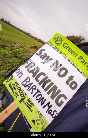 Banner protestieren an einem Standort auf Chat Moss in Manchester, die Baugenehmigung für Fracking und Kohle Bett Methan Bergbau, Manchester, UK gegeben hat. Stockfoto