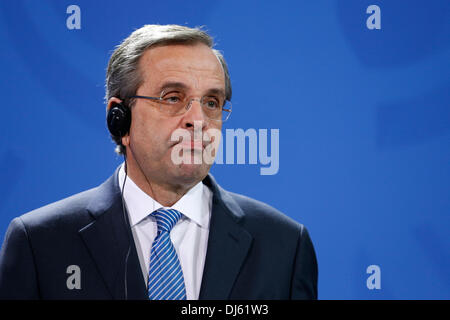 Berlin, Deutschland. 22. November 2013. Angela Merkel, Bundeskanzlerin, erhält Andonis Samaras, griechischer Premierminister, in der Kanzlei in Berlin. / Bild: Andonis Samaras, griechische Ministerpräsident spricht bei Pressekonferenz in Berlin. Bildnachweis: Reynaldo Chaib Paganelli/Alamy Live-Nachrichten Stockfoto