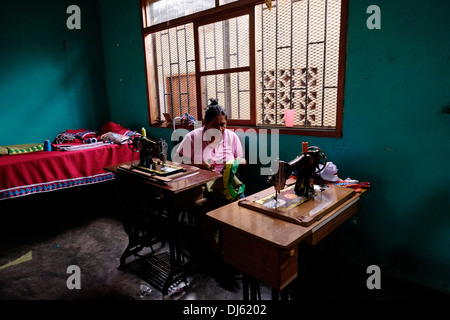 Frauen aus der ethnischen Gruppe der Ngabe & Bugle erlernen traditionelle und moderne Nähtechniken in einem Nähworkshop in Ngobe-Bugle Comarca, einem gemeinsamen Reservat für die Ureinwohner von Ngabe & Bugle in der Provinz Chiriqui in Panama Stockfoto