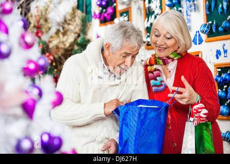Überrascht paar auf der Suche in Warenkorb Stockfoto