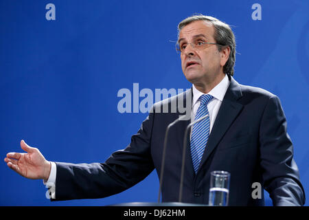 Berlin, Deutschland. 22. November 2013. Angela Merkel, Bundeskanzlerin, erhält Andonis Samaras, griechischer Premierminister, in der Kanzlei in Berlin. / Bild: Andonis Samaras, griechische Ministerpräsident spricht bei Pressekonferenz in Berlin. Bildnachweis: Reynaldo Chaib Paganelli/Alamy Live-Nachrichten Stockfoto