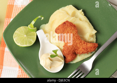 Gebratene panierte Dinosaurier-förmigen Nugget mit Kartoffel-Püree Stockfoto