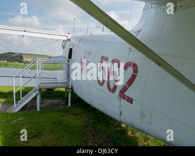 Vintage Antonov-Doppeldecker auf dem Display in der ständigen Ausstellung im Flughafen Lelystad, Niederlande benannt Aviodrome Stockfoto