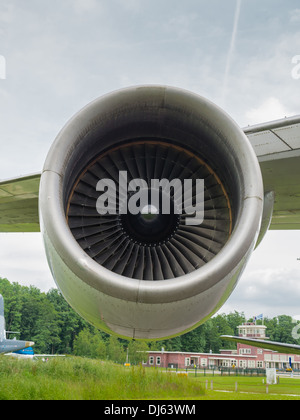 Motor für ein Verkehrsflugzeug 747 Jumbojet auf dem Display in der ständigen Ausstellung im Flughafen Lelystad, Niederlande benannt Aviodrome Stockfoto