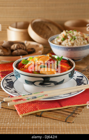 Süß und sauer Huhn mit Ei gebratener Reis. Chinesisches Essen. Stockfoto