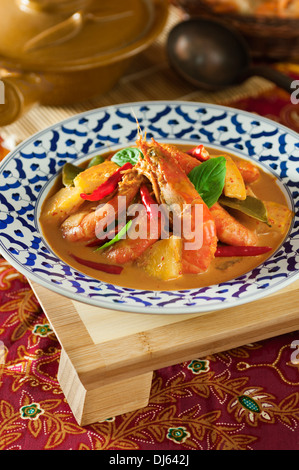 Thai Garnelen und Ananas-Curry. Kaeng Kua Sapparot. Essen Thailand Stockfoto
