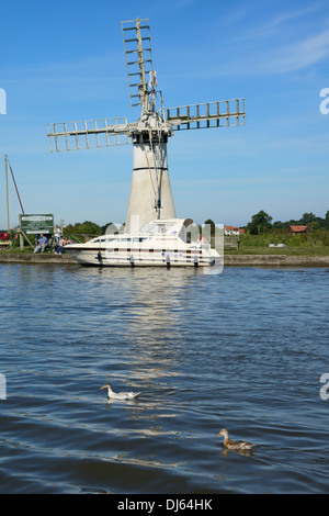 Freude Boot vor Thurne Dyke Entwässerung Mühle, Windmühle. Thurne, Norfolk, England, Vereinigtes Königreich, UK, Europa Stockfoto