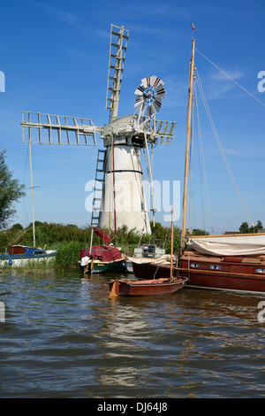 Freizeitboote vor Thurne Dyke Entwässerung Mühle, Windmühle, Thurne, Norfolk, England, Vereinigtes Königreich, UK, Europa Stockfoto