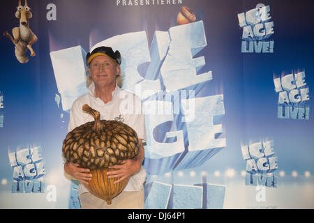 Otto Waalkes bei Pressekonferenz für Sid es erste Show "Ice Age Live! Ein Mammutiges Abenteuer "am Kehrwieder Theater. Hamburg, Deutschland - 05.09.2012 Stockfoto