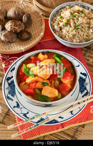 Süß und sauer Huhn mit Ei gebratener Reis. Chinesisches Essen. Stockfoto