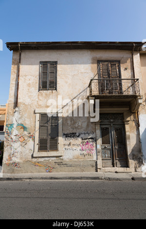 Alt, heruntergekommen Gebäude mit Graffiti an den Wänden. Limassol, Zypern. Stockfoto