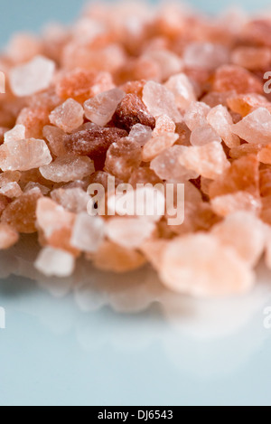Rosa Himalayasalz auf weißem Hintergrund. Stockfoto