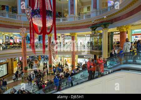 Weihnachts-Einkäufer in Trafford Centre, Manchester, UK. Stockfoto