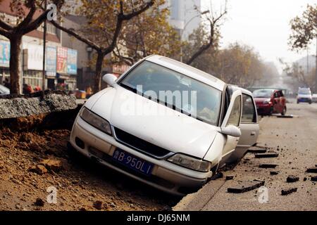 Qingdao, China Shandong Provinz. 22. November 2013. Foto aufgenommen am 22. November 2013 zeigt den Standort der Explosion einer Pipeline in Qingdao, Shandong Provinz Ost-China. Mindestens 35 Menschen wurden getötet und 166 weitere verletzt, nachdem eine Undichte Rohrleitung gefangen Feuer und am Freitagmorgen in der Küstenstadt Qingdao explodierte. (Xinhua/Alamy Live-Nachrichten) Stockfoto